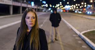 So würden Frauen sich verhalten, wenn Männer nachts Ausgangsverbot hätten 