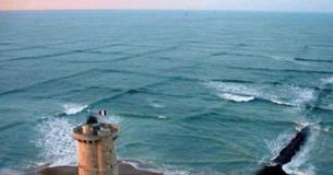 Tu dois sortir de l'eau immédiatement si tu vois ces vagues carrées dans l'océan