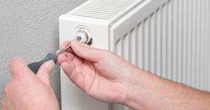So entlüftet man die Heizung richtig und bringt wieder Wärme ins Haus 