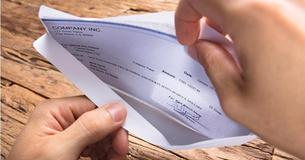 Une mère pauvre n'a plus que 20$ et les enfants prient à Dieu pour le miracle. Puis ils trouvent un chèque sur le pas de leur porte