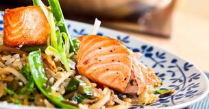 Leckeres und leichtes Alltagsgericht: gebratener Lachs mit Zucchini