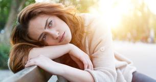 Aus diesen Gründen sind attraktive Frauen oft Single