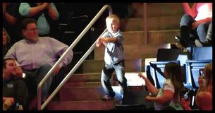 Jongen rockt hard bij een concert en steelt de show 