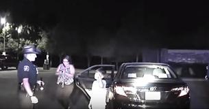 Politie zet moeder aan de kant maar toen ze naar het gezicht van haar zoontje keken moesten ze uitstappen