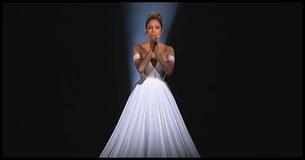 Jennifer Lopez chante dans une robe a priori "ordinaire" - puis la caméra fait un zoom arrière