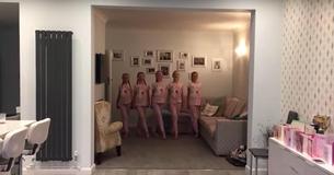 5 jeunes filles créent une choréographie lors d'une soirée pyjama, avec des mouvements qui surprennent tout le monde