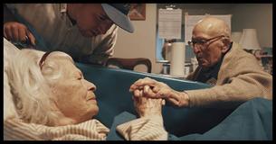 Un homme de 105 ans rend visite à sa femme hospitalisée. Il lui a fait entendre 7 mots qui ont brisé le cœur du petit-fils.