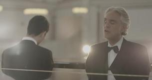 Andrea Bocelli en duo avec son fils Matteo, 20 ans, pour la première fois dans la vidéo 'Fall on Me'