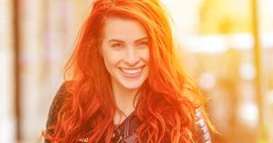 Mit der Haarfarbe “Aurora“ wirst Du diesen Winter zum absoluten Hingucker 