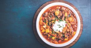 Deftig und trotzdem Low-Carb: Das Szegediner Puten-Gulasch mit Sauerkraut