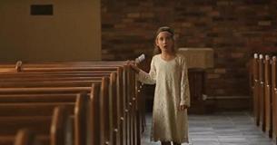 Dopo aver perso il fratello, una bambina di 7 anni visita la sua tomba e canta per lui un tributo da brivido