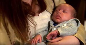 Verpleegster zegt dat 'procedure' goed is gegaan - maar moeder schrikt als ze de baby's bloederige mond ziet