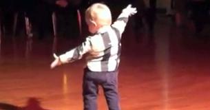 Le public craque quand ce tout-petit commence à danser sur sa chanson préférée