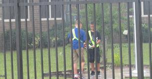 Ils pensaient que personne ne les voyait, mais un enseignant a filmé ces deux brigadiers scolaires en action