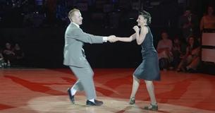 La foule ne peut s'arrêter d'applaudir pendant que le couple exécute la routine du " Dirty Dancing ".