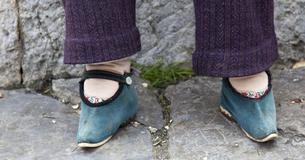 Enfant, cette femme a connu le supplice des "pieds bandés" - à 86 ans, elle révèle ses pieds
