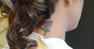 La donna va fuori a mangiare e rimane stupita quando vede i tatuaggi delle coppie in ristorante
