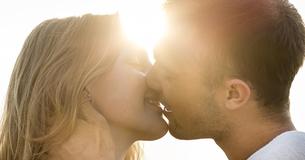 12 signalen dat je partner echt heel erg verliefd op je is