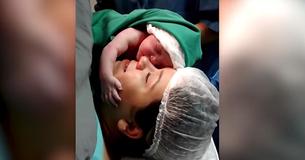 Pasgeboren baby knuffels moeder voor de eerste keer en weigert te laten gaan