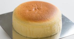 Dieser Käsekuchen wird mit nur 3 Zutaten gebacken