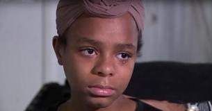 Une brute met le feu aux cheveux d'une fille de 13 ans pendant que ses camarades de classe sont debout et rient