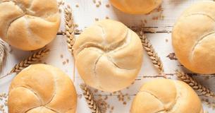 Selbstgemachte Brötchen mit nur wenigen Zutaten