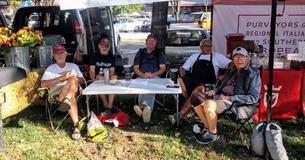 Un groupe de retraités ouvre un stand au marché fermier avec une idée originale qui fait mourir de rire tous les internautes