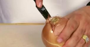Le chef nous prouve à nous tous que nous avons coupé des oignons de la mauvaise façon - sa méthode étrange est absolument géniale