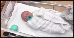 De moeder van deze baby was dood toen ze werd geboren. Maar opeens begint moeder te bewegen