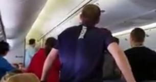 La dépouille d'un soldat tombé au champ d'honneur est escortée hors de l'avion pendant qu'un groupe de jeunes chante pour honorer sa mémoire