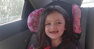 Une Maman pleure dans un parc de stationnement après que sa fille autiste non verbale ait prononcé le premier mot