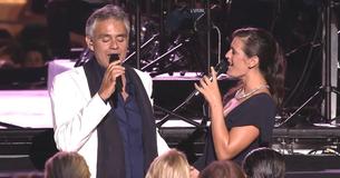 Andrea Bocelli zingt een romantisch duet met zijn mooie vrouw, zo hemels dat het het publiek tot tranen toe roert