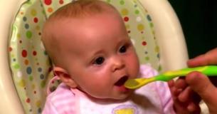 La réaction de ce bébé qui a essayé les petits pois pour la première fois est hilarante  