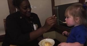 Une serveuse dit "non" quand une mère demande une boîte pour qu'elle puisse ramener son bébé en pleurs à la maison