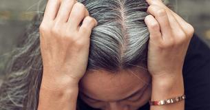 Graue Haare mit 30: Daran kann es liegen