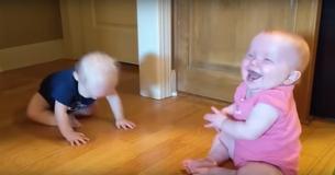 Ces jumeaux continuent de jouer et de rire tandis que leur papa filme la scène, jusqu'à ce qu'il se mette à rire lui aussi