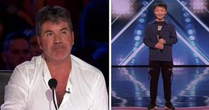 Un enfant unique dit à Simon qu'il se sent seul, Simon lui fait alors une proposition incroyable dans le cas où 'il chante bien'