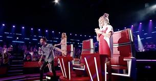Nerveuze jongen staat alleen op het podium, maar zodra het liedje begint, springen de coaches in ongeloof op uit hun stoelen