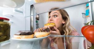 Du kannst dem Essen nicht widerstehen? Das sagt Dein Sternzeichen über Deinen Appetit aus