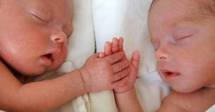 Un papa se jette sur son appareil photo pour capturer un moment incroyable juste après la naissance de ses jumeaux