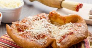 Ein ungarische Traditionsgericht - Lángos