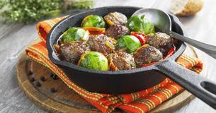 Hackfleisch-Pfanne mit Rosenkohl in Tomatensauce