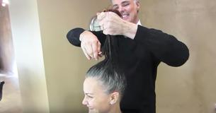 Elle en avait marre de cacher ses cheveux blancs — ce relooking l'a rendue méconnaissable