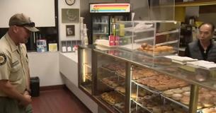 Doughnuts im Doughnut-Shop sind alle ausverkauft, nachdem die Kunden von der Krankheit der Frau des Besitzers erfahren
