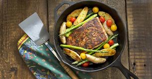 Ofengericht: Lachs mit Kartoffeln und Gemüse