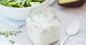 Rezept: Leckeres Buttermilch-Kräuter Dressing