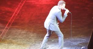 Michael Buble réalise une imitation incroyable de Michael Jackson et  enflamme la foule