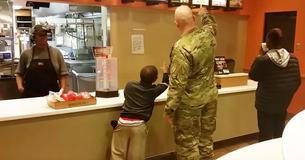 Un soldat prêt à payer pour sa commande change d'avis lorsqu'il rencontre deux jeunes garçons qui ont faim et tremblent