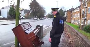 Un inspecteur de la circulation a repéré un piano abandonné et l'a rendu utilisable en quelques secondes, provoquant la folie d'Internet.