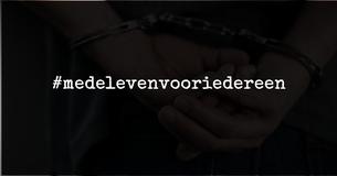 Agenten tonen medeleven en staan toe dat een gevangene zijn stervende moeder nog een laatste keer mag zien